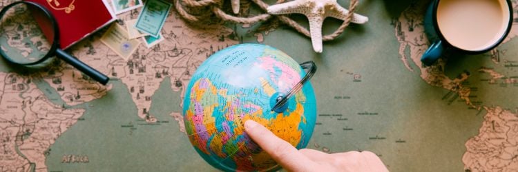 Globo terráqueo y mapa representando el intercambio internacional que se logra al aprender inglés