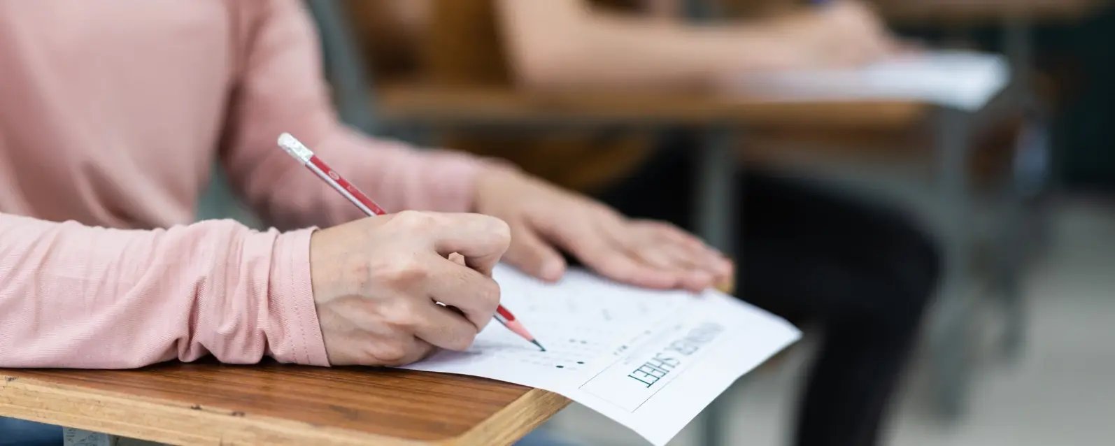 Persona contestando un examen de TOEFL ITP