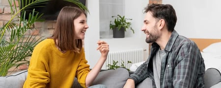 Un hombre y mujer conversando buscando apodos en inglés para pareja