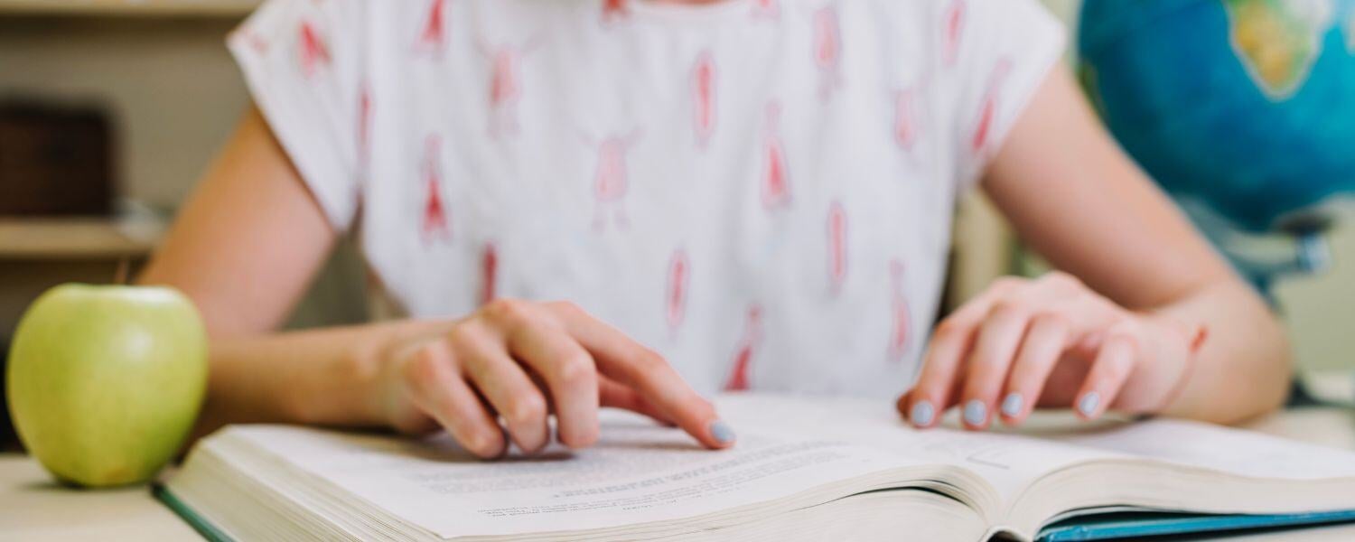 Estudiante leyendo sobre intensificadores really, very y absolutely en inglés