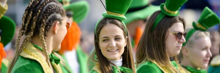 Mujeres vestidas de verde formadas en un desfile de St. Patrick's Day