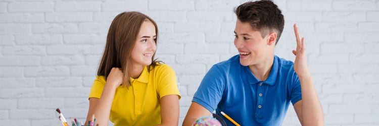 Adolescentes estudiando inglés gracias al Yellow Learning en Harmon Hall
