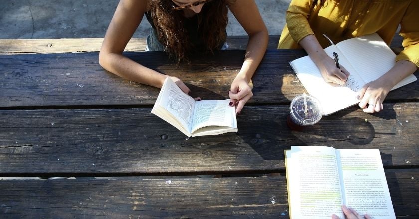 Comparte la experiencia de aprender inglés en Harmon Hall